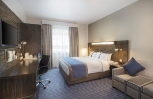 فندق هوليدي ان